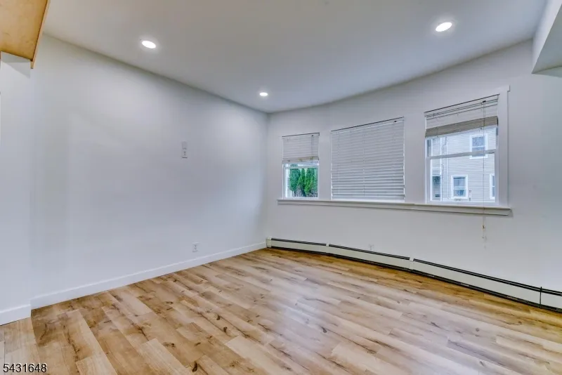 40 Grove St Elmwood Park, NJ 07407