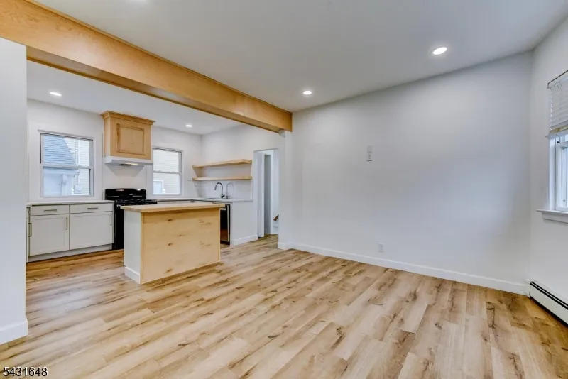 40 Grove St Elmwood Park, NJ 07407