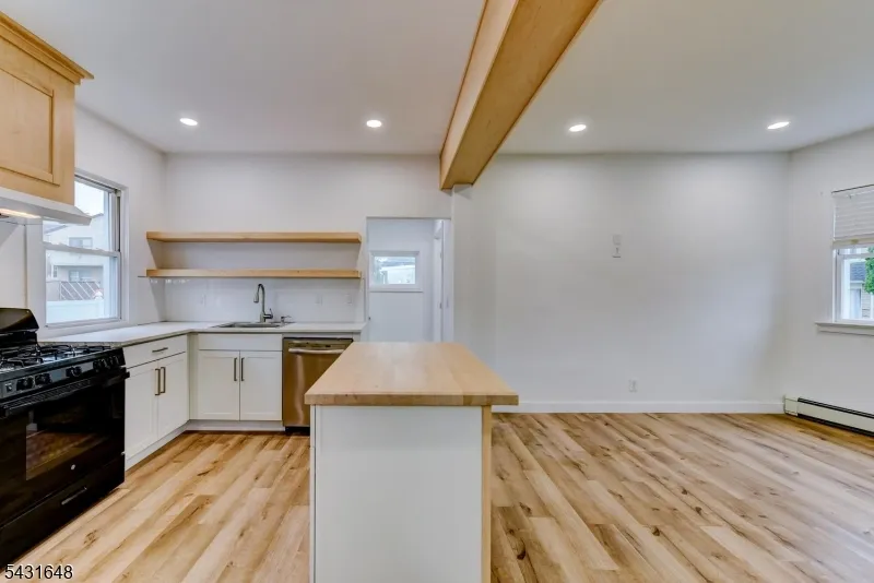40 Grove St Elmwood Park, NJ 07407