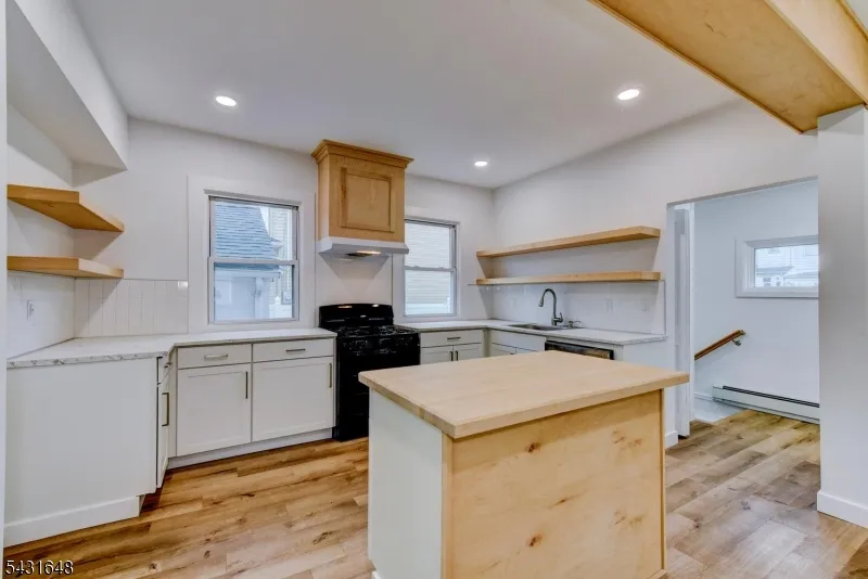40 Grove St Elmwood Park, NJ 07407