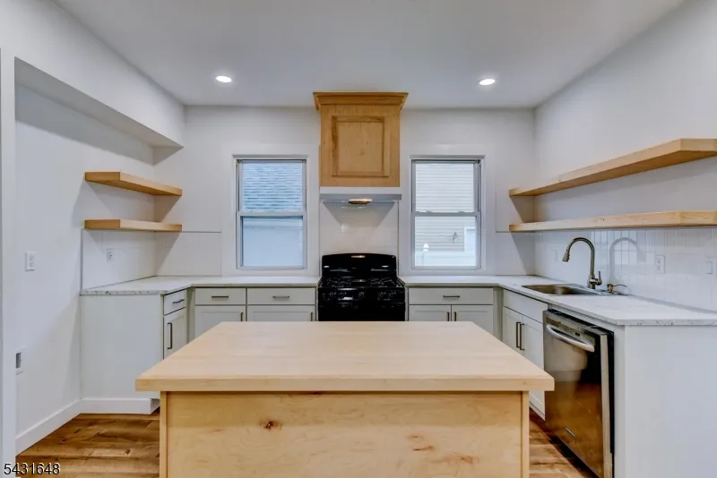 40 Grove St Elmwood Park, NJ 07407