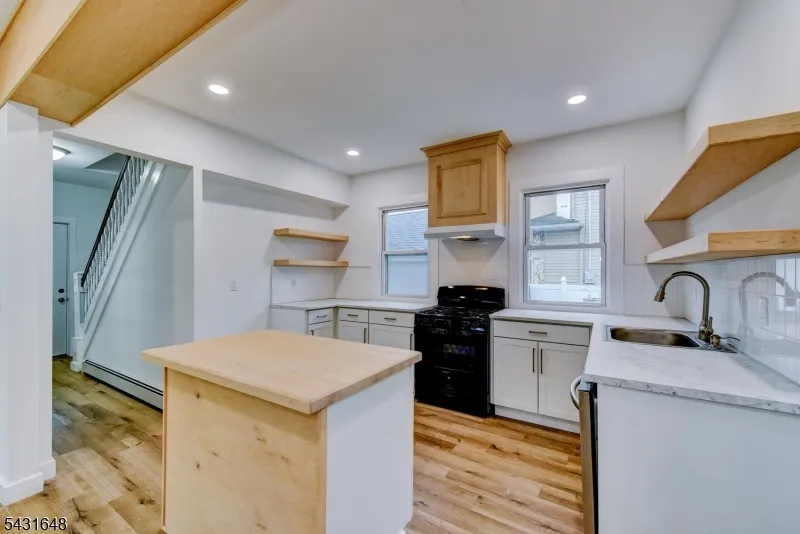 40 Grove St Elmwood Park, NJ 07407