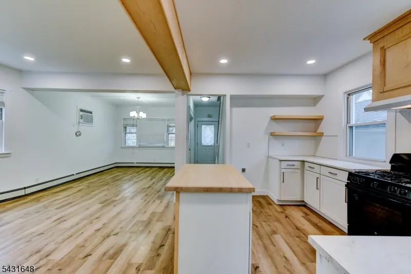 40 Grove St Elmwood Park, NJ 07407