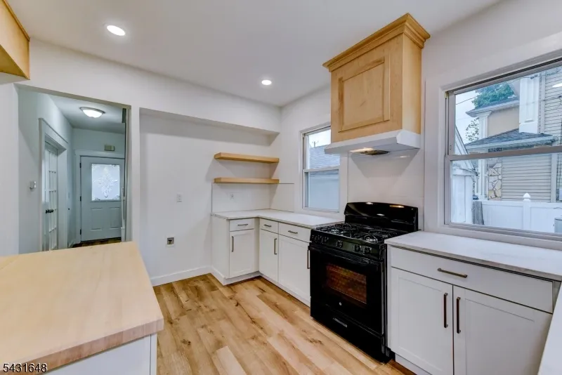 40 Grove St Elmwood Park, NJ 07407