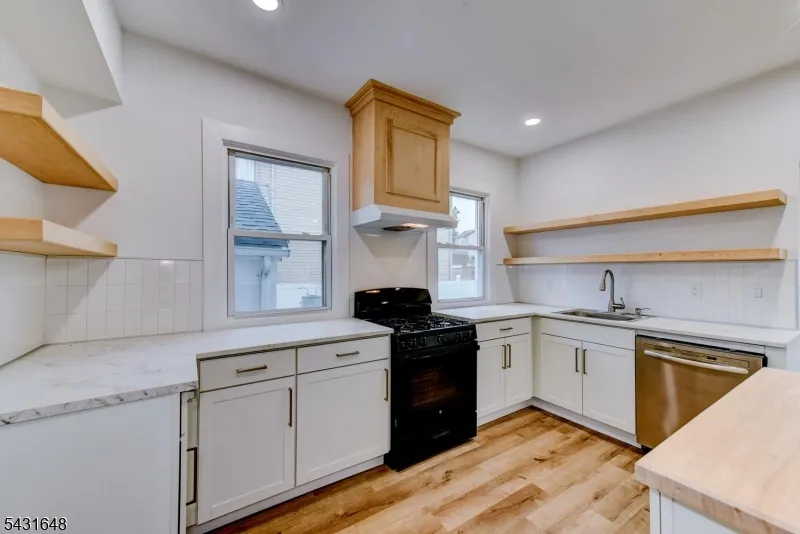 40 Grove St Elmwood Park, NJ 07407