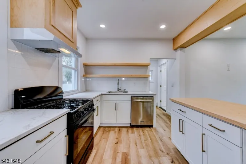 40 Grove St Elmwood Park, NJ 07407