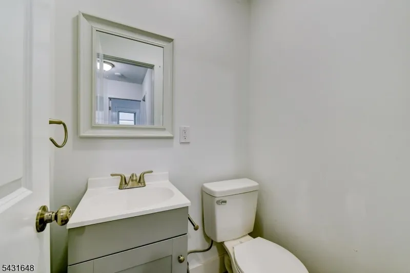 40 Grove St Elmwood Park, NJ 07407