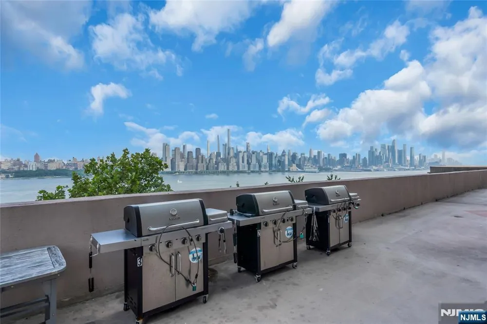 6600 Boulevard East 21J West New York, NJ 07093