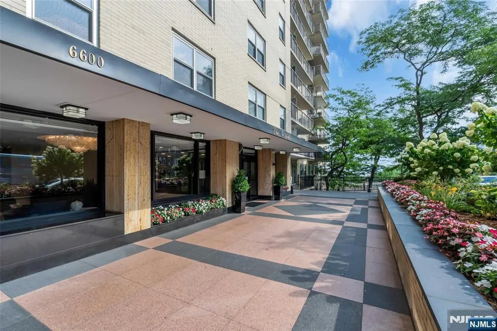 6600 Boulevard East 21J West New York, NJ 07093