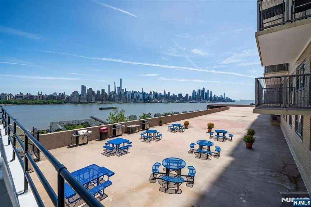 6600 Boulevard East 21J West New York, NJ 07093