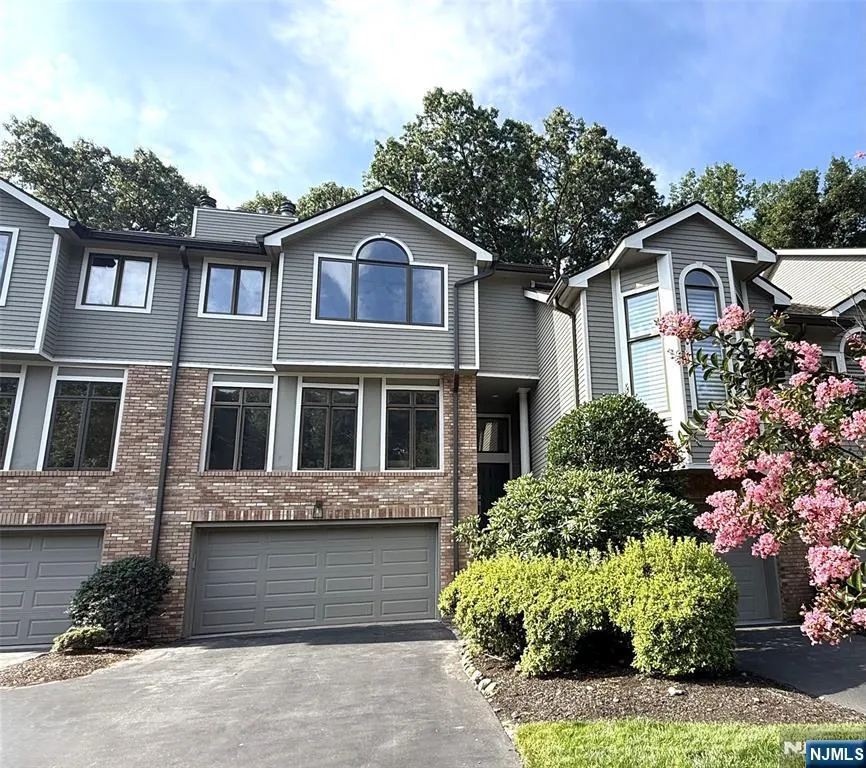 20 Lakeview Drive Old Tappan, NJ 07675