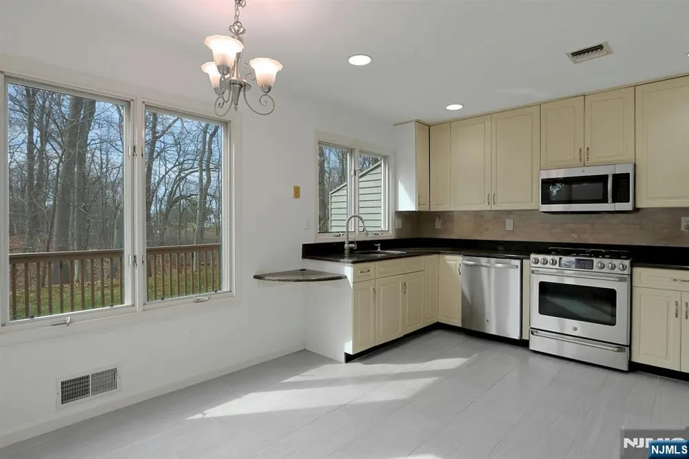 20 Lakeview Drive Old Tappan, NJ 07675