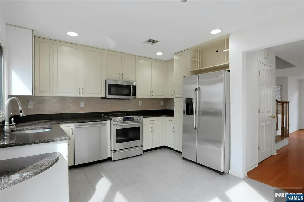 20 Lakeview Drive Old Tappan, NJ 07675
