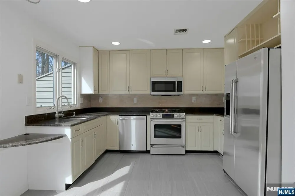 20 Lakeview Drive Old Tappan, NJ 07675