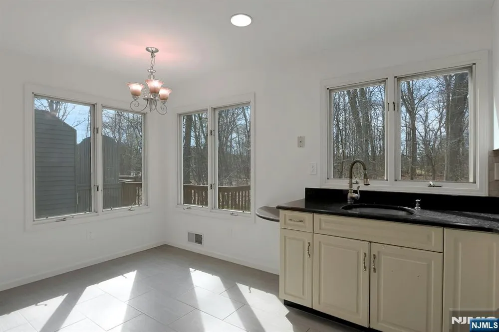 20 Lakeview Drive Old Tappan, NJ 07675