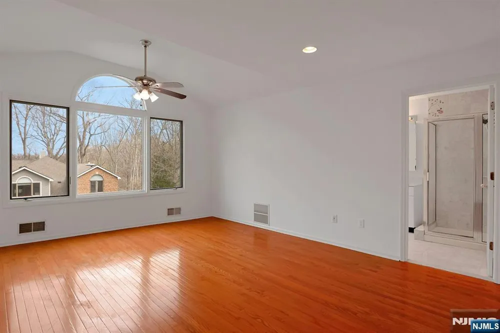 20 Lakeview Drive Old Tappan, NJ 07675