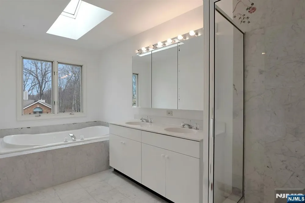 20 Lakeview Drive Old Tappan, NJ 07675