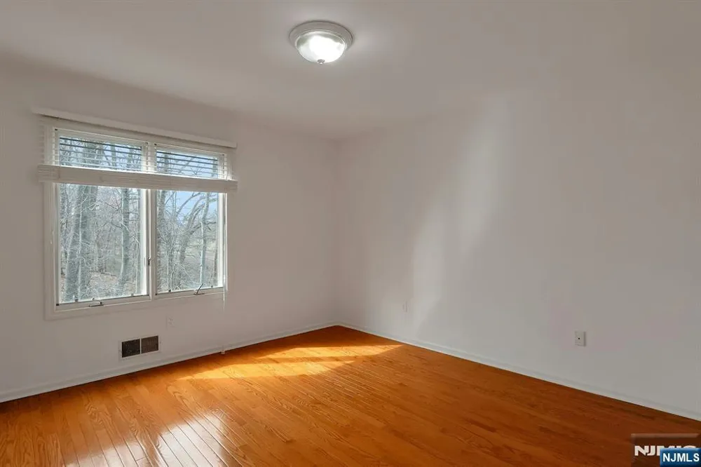 20 Lakeview Drive Old Tappan, NJ 07675