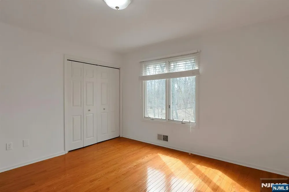 20 Lakeview Drive Old Tappan, NJ 07675
