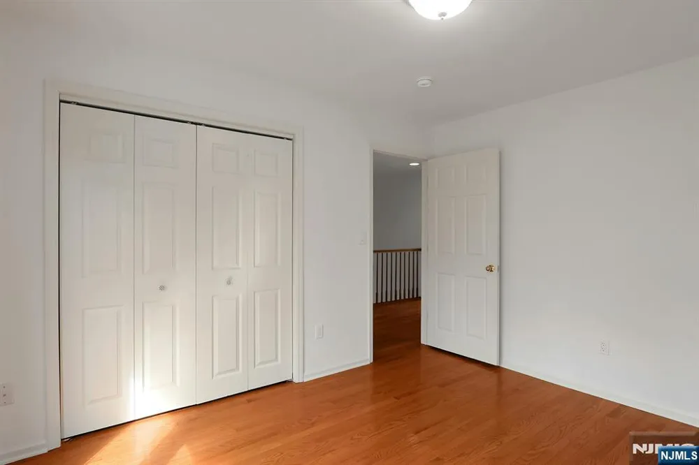 20 Lakeview Drive Old Tappan, NJ 07675