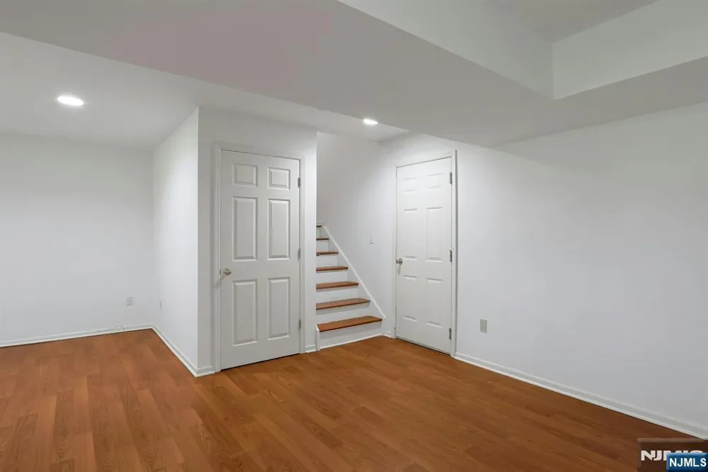 20 Lakeview Drive Old Tappan, NJ 07675
