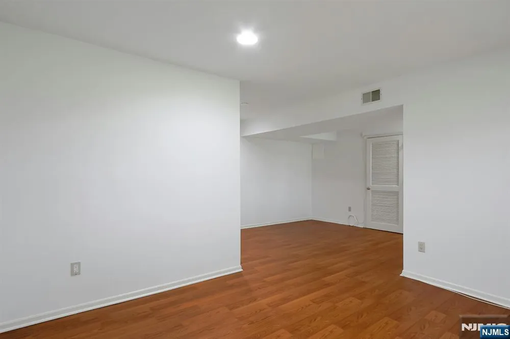 20 Lakeview Drive Old Tappan, NJ 07675
