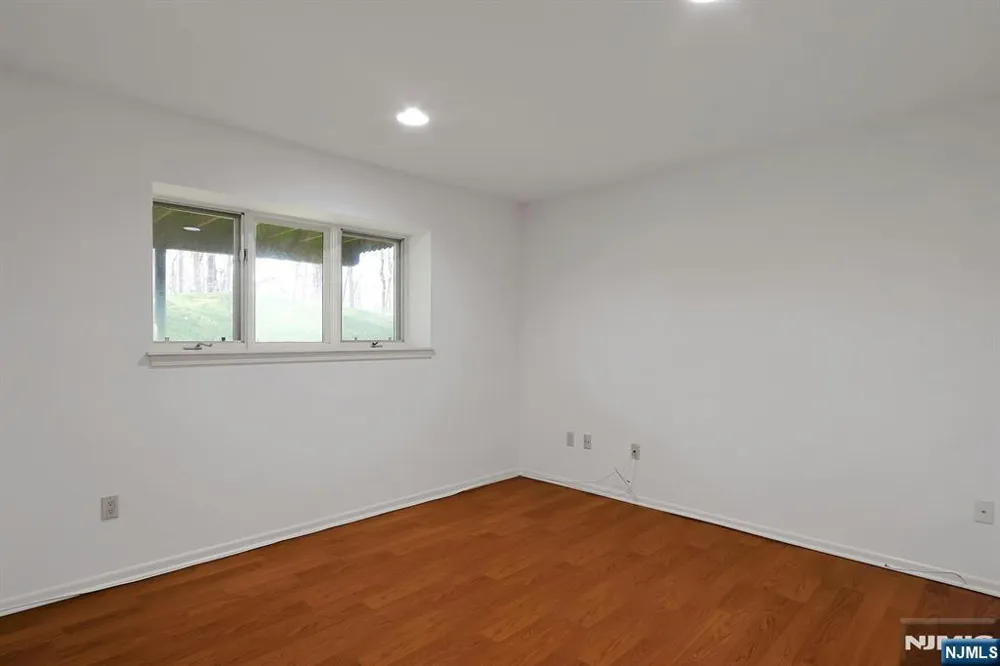 20 Lakeview Drive Old Tappan, NJ 07675