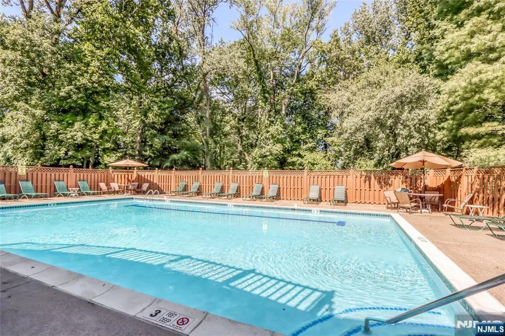20 Lakeview Drive Old Tappan, NJ 07675