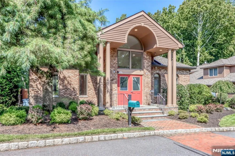 20 Lakeview Drive Old Tappan, NJ 07675