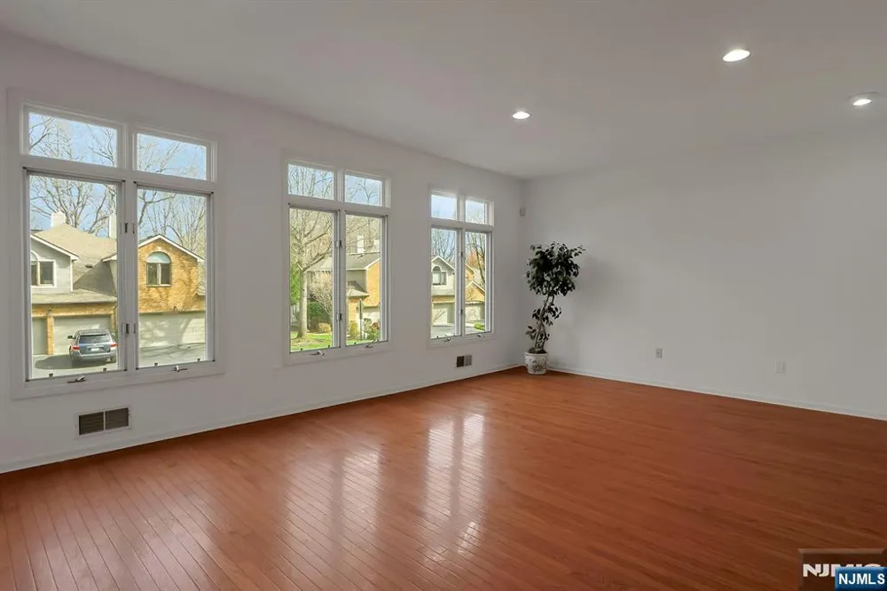 20 Lakeview Drive Old Tappan, NJ 07675