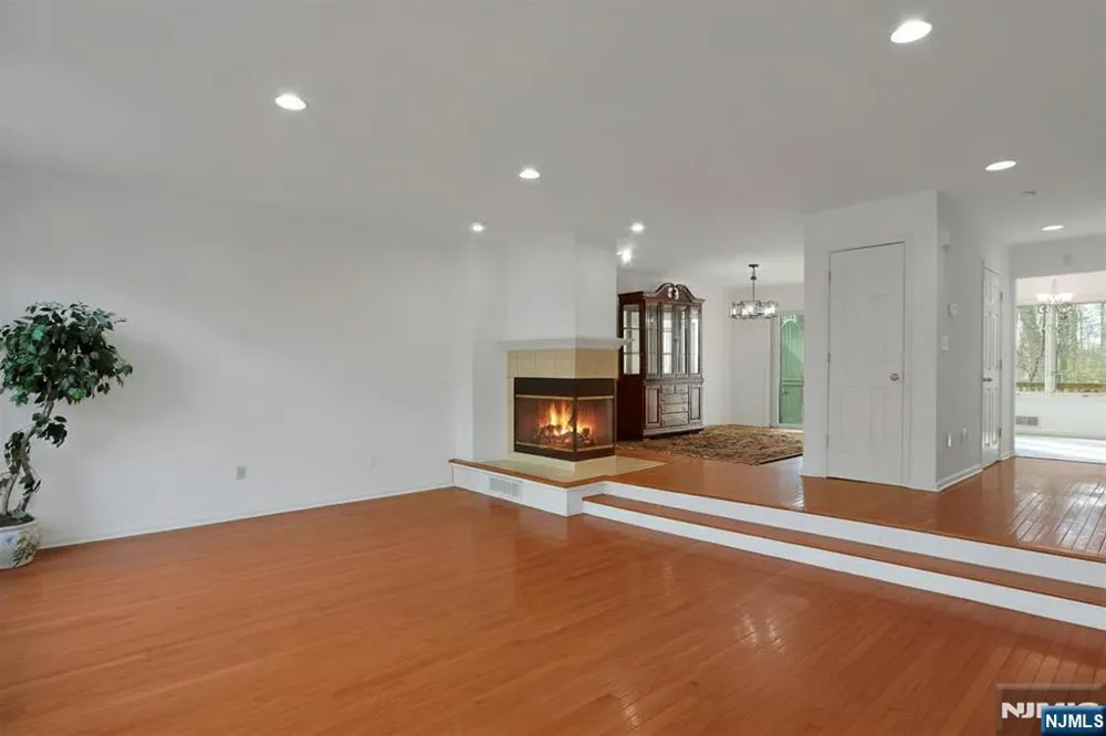 20 Lakeview Drive Old Tappan, NJ 07675