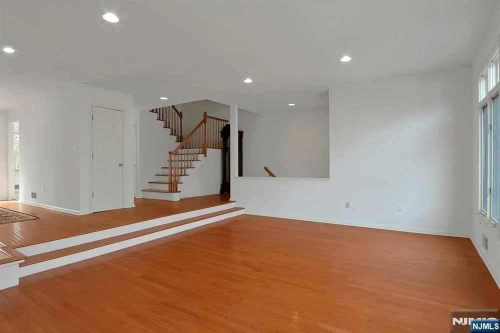 20 Lakeview Drive Old Tappan, NJ 07675