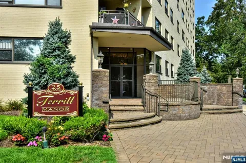25 Grand Avenue 2J