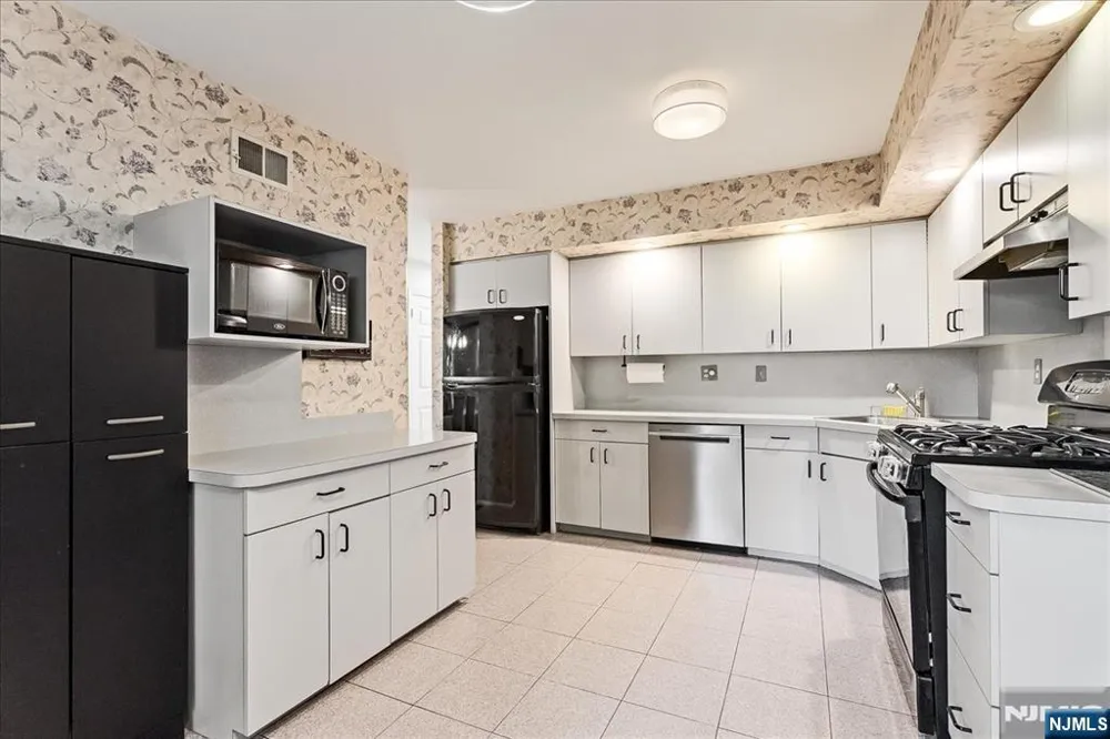 108 Saratoga Square Wayne, NJ 07470