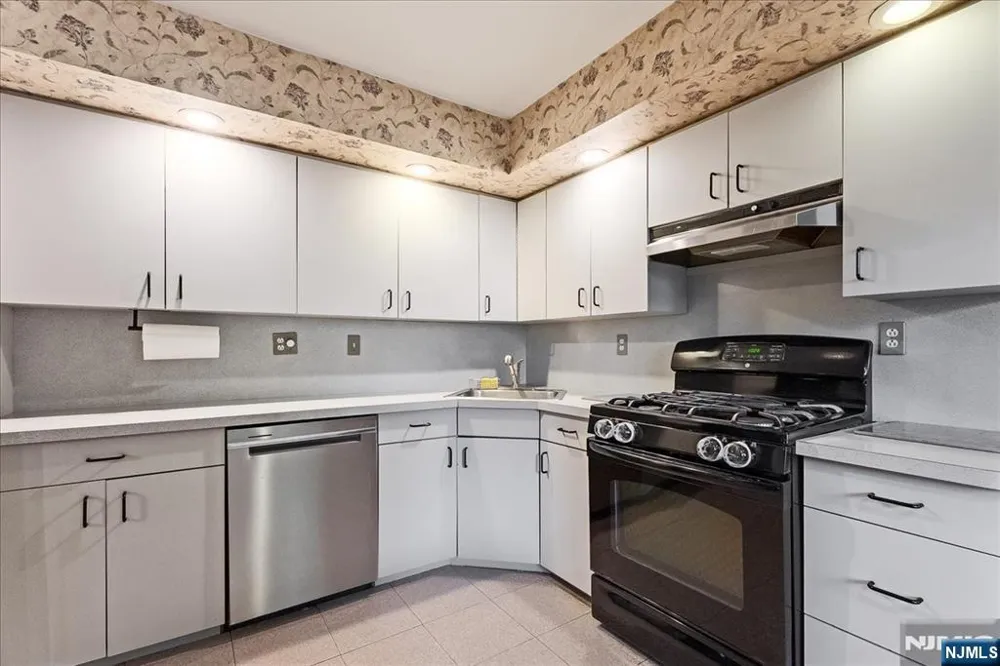 108 Saratoga Square Wayne, NJ 07470