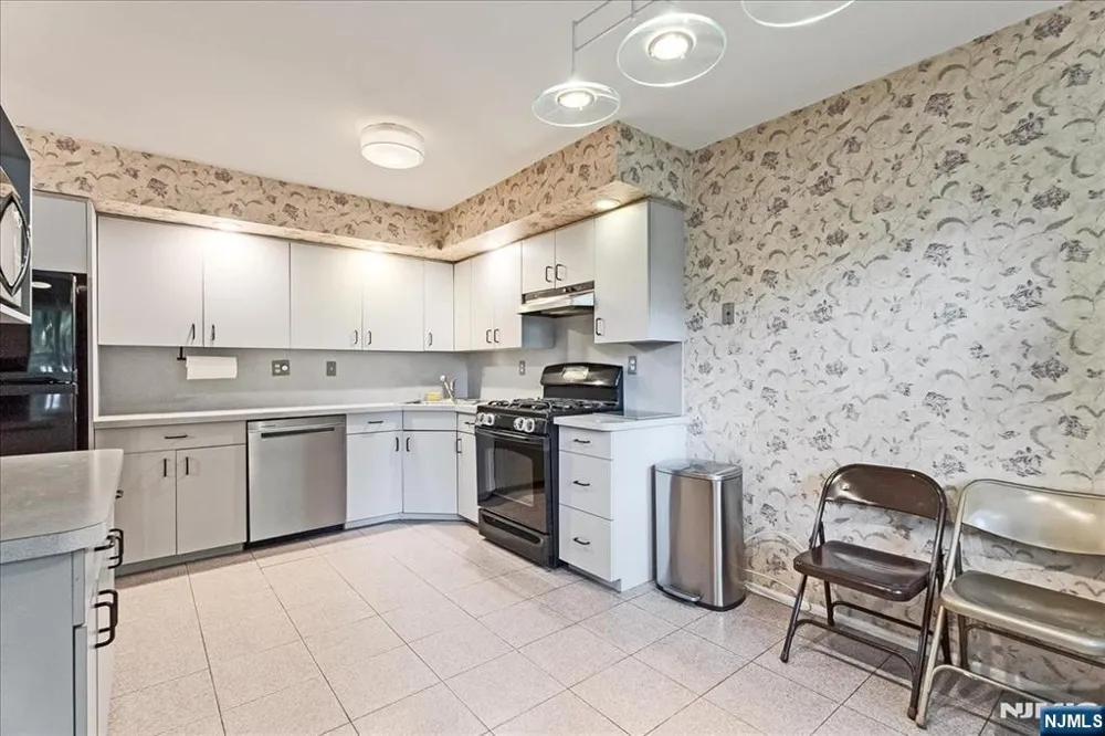 108 Saratoga Square Wayne, NJ 07470