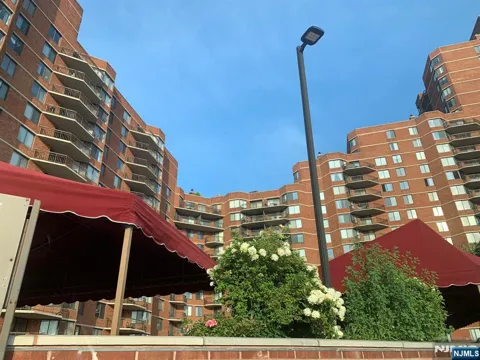 418 Harmon Cove Tower