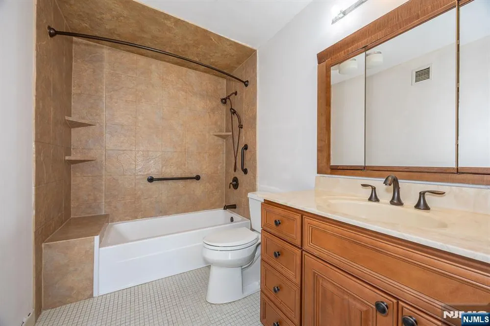 418 Harmon Cove Tower Secaucus, NJ 07094