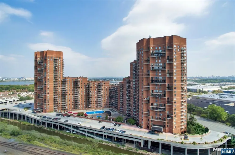 418 Harmon Cove Tower Secaucus, NJ 07094