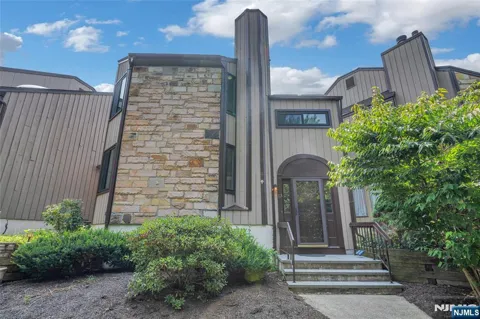 13 Delbarton Court