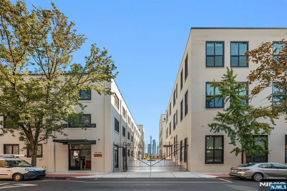 518 Gregory Avenue A-425 Weehawken, NJ 07086