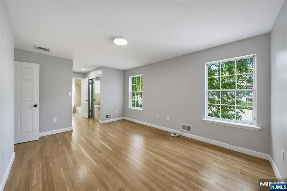 400 Crown Court 581 Edgewater, NJ 07020