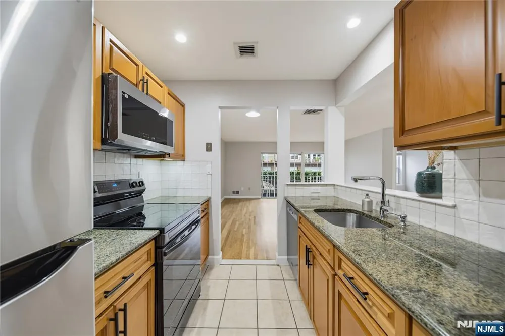 400 Crown Court 581 Edgewater, NJ 07020