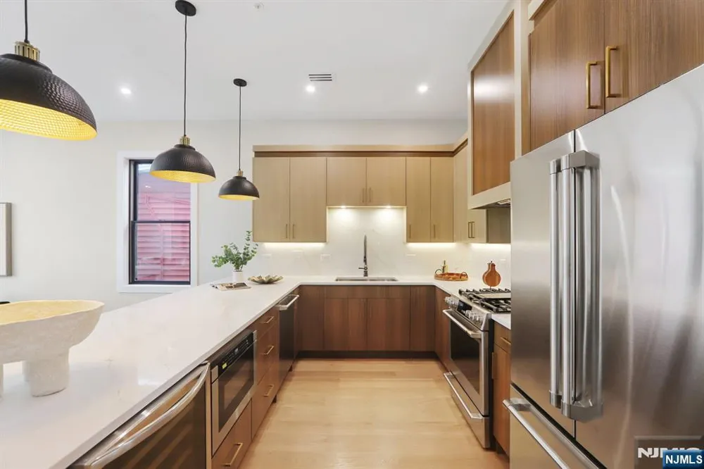 78 Zabriskie Street 3 Jersey City, NJ 07307