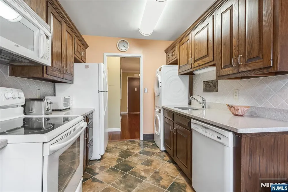 2 Claridge Drive 1NE Verona, NJ 07044