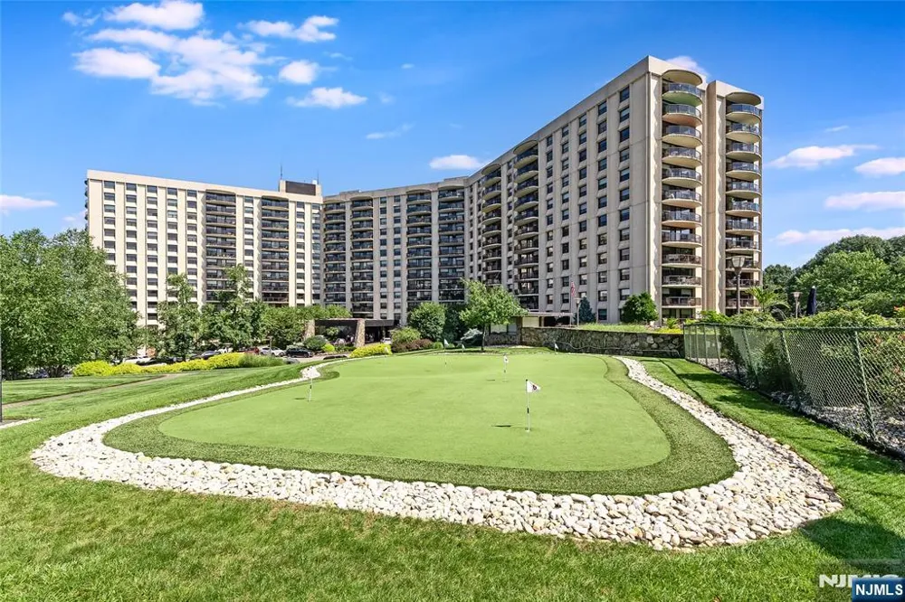 2 Claridge Drive 1NE Verona, NJ 07044