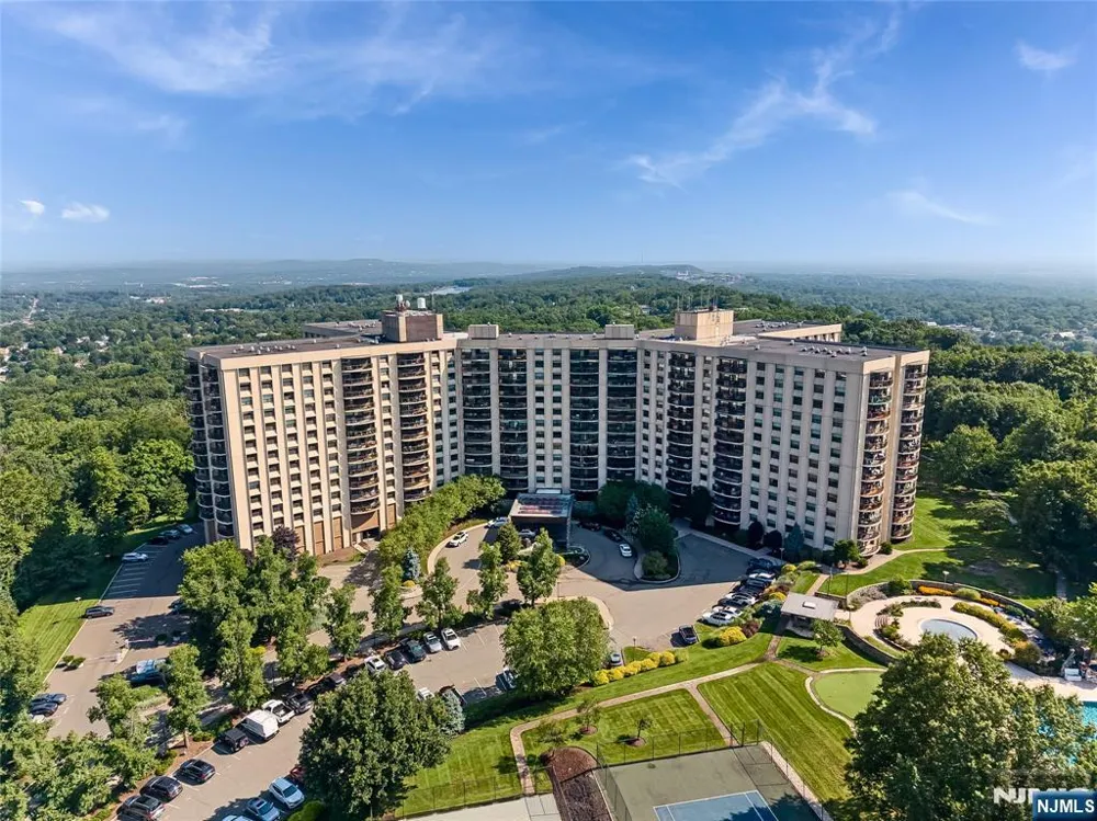 2 Claridge Drive 1NE Verona, NJ 07044