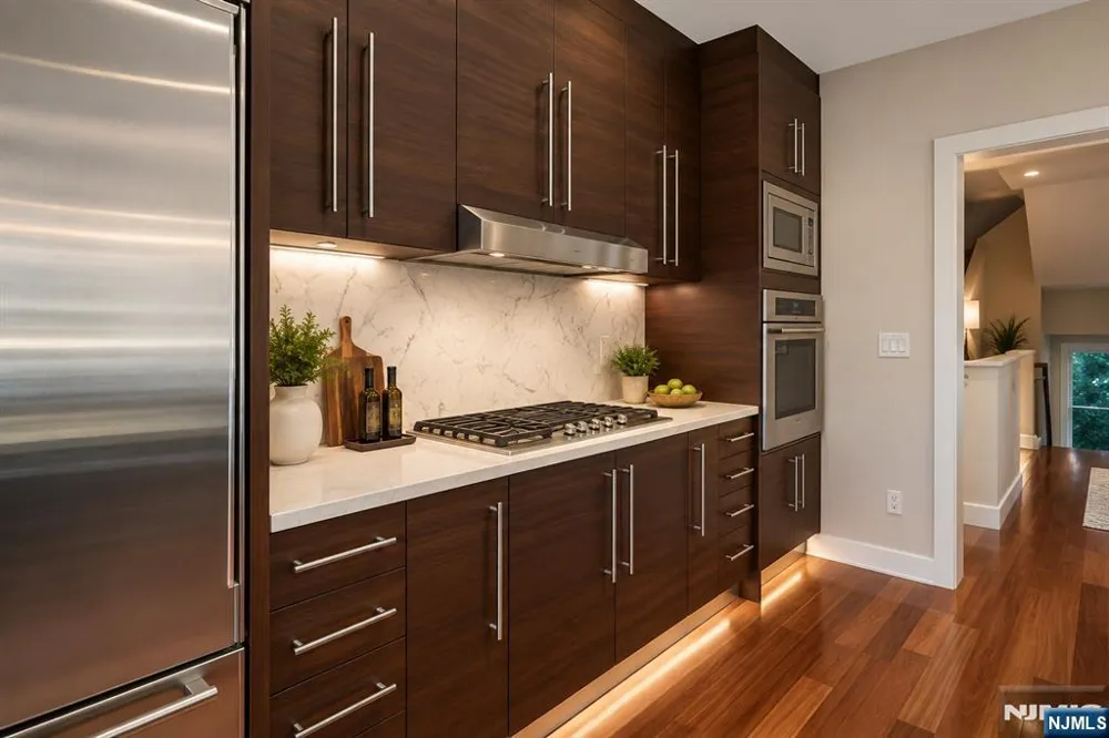 6 Vela Way Edgewater, NJ 07020