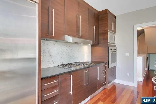 6 Vela Way Edgewater, NJ 07020