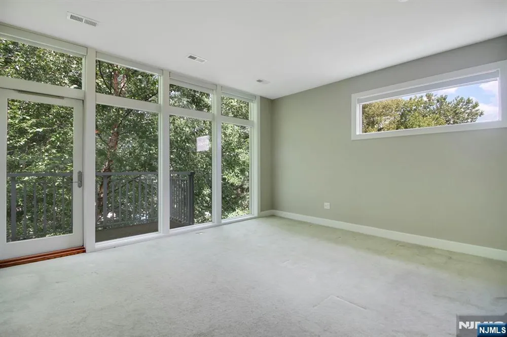 6 Vela Way Edgewater, NJ 07020